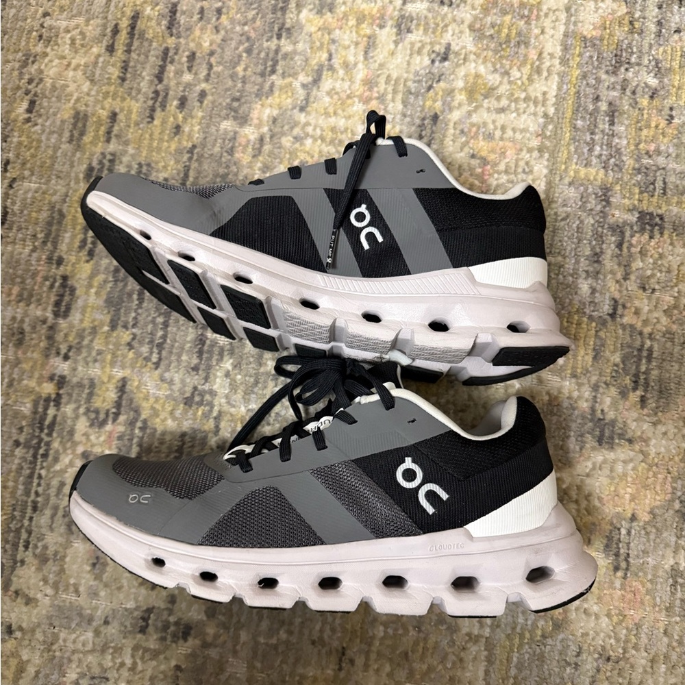 On Cloud cloudrunner woman’s Black and Gray Shoes - Picture 3 of 9